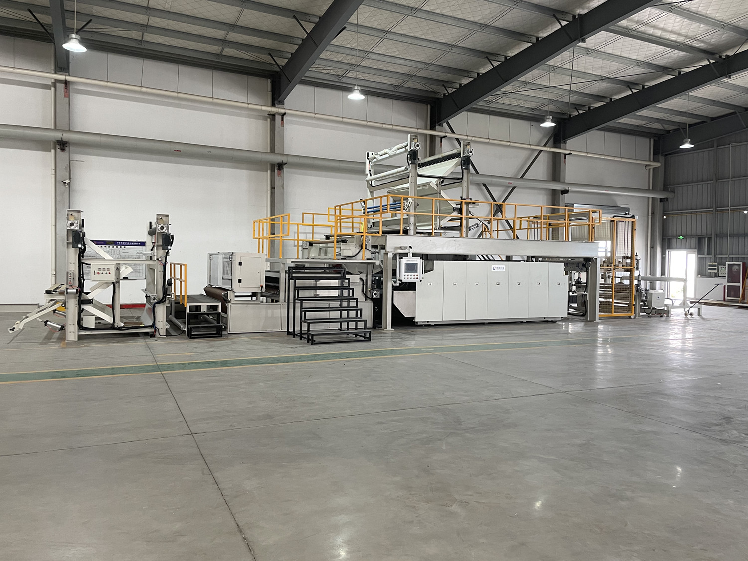 Double belt press laminator applying continuous heat and pressure to filter media and insulation material